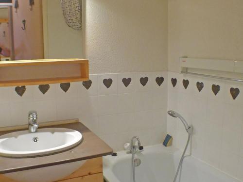 une salle de bain avec un lavabo, des toilettes et un miroir dans l'établissement Appartement cosy au centre, parking et local à vélos - FR-1-629-20, à Samoëns