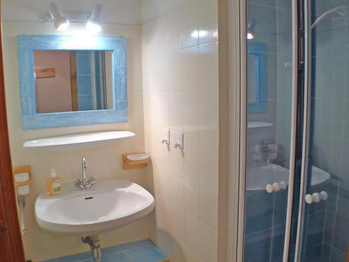 une salle de bain avec un lavabo et une douche dans l'établissement Charmant T2 avec mezzanine au cœur de Samoëns dans la résidence Les Campannes - FR-1-629-68, à Samoëns