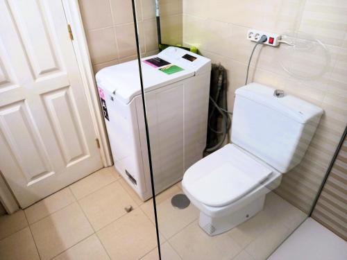 een kleine badkamer met een toilet en een wastafel bij Cousy holiday Apartment in sunny Golf del Sur in San Miguel de Abona
