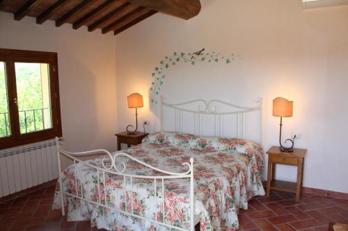 1 dormitorio con 1 cama blanca en una habitación en Il Gufo del Chianti, en Montespertoli