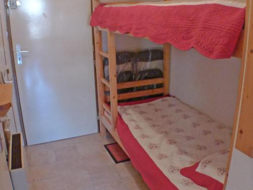 Poschodová posteľ alebo postele v izbe v ubytovaní Studio Samoëns, 1 pièce, 4 personnes - FR-1-629-116