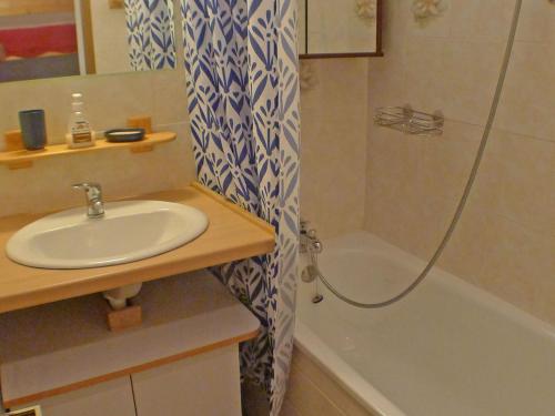 une salle de bain avec un lavabo et une douche dans l'établissement Studio coquet avec balcon et parking, centre de Samoëns - FR-1-629-116, à Samoëns
