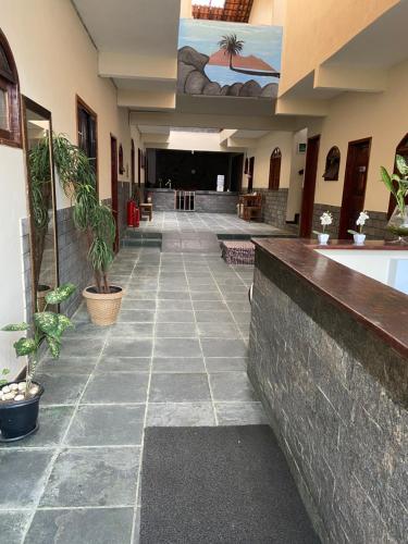 pusty korytarz z doniczkami w budynku w obiekcie Recanto da Bruna Ilha Grande w mieście Angra dos Reis