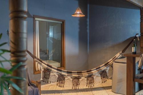- un hamac dans une chambre avec un miroir dans l'établissement Recanto de Ubatuba, à Ubatuba