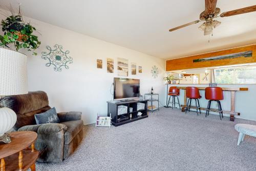 a living room with a couch and a tv at Mom’s Mountain View in Somers