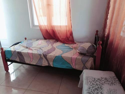 En eller flere senge i et værelse på 1st floor apartment out of three with pool near sandy beach nearby to rent