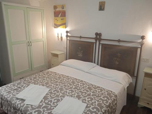 - une chambre avec un lit et 2 serviettes dans l'établissement La Fontanella, à Pitigliano