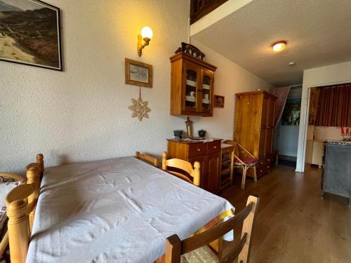 une chambre avec un lit et une table et une cuisine dans l'établissement Mini T2 Duplex avec balcon à Barcelonnette, 1 km centre, idéal pour 4 pers., Animaux interdits - FR-1-165A-27, à Barcelonnette