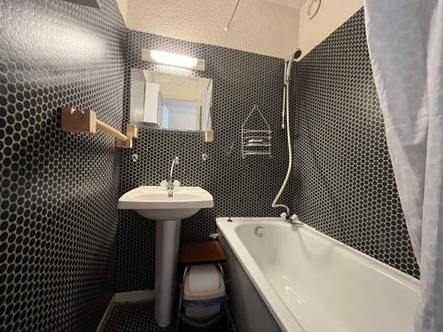 une salle de bain avec un lavabo, une baignoire et des toilettes dans l'établissement Mini T2 Duplex avec balcon à Barcelonnette, 1 km centre, idéal pour 4 pers., Animaux interdits - FR-1-165A-27, à Barcelonnette