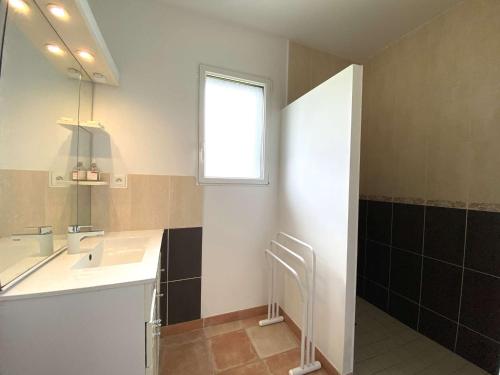 uma casa de banho com um lavatório e uma janela em Maison Perros-Guirec, 3 pièces, 4 personnes - FR-1-368-156 em Perros-Guirec