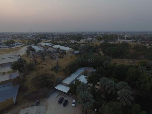 eine Aussicht über eine Stadt mit Bäumen und Gebäuden in der Unterkunft Ondangwa Rest Camp in Ondangwa
