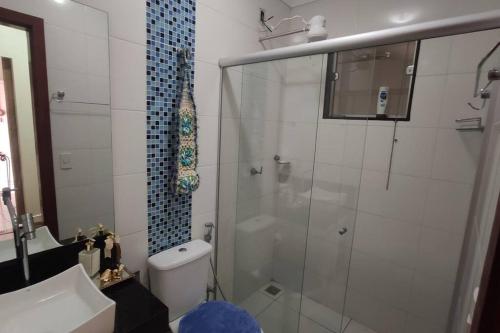 bagno con doccia in vetro e servizi igienici di Casa Moderna em Patos de Minas a Patos de Minas