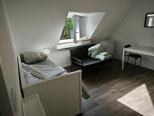 een kleine kamer met een bed en een stoel bij Grünes Idyll im Herzen Kölns in Keulen