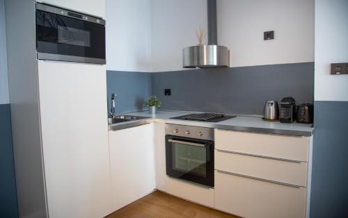 a small kitchen with a stove and a sink at Sweet San Francisco in Alicante