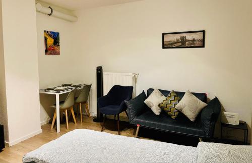 een woonkamer met een bank en een tafel bij Etzel Ferienwohnung in Würzburg