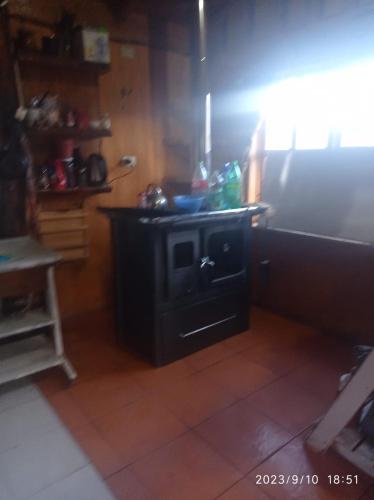cocina con fogones en una habitación en Cabañas Nahuel, en Chile Chico