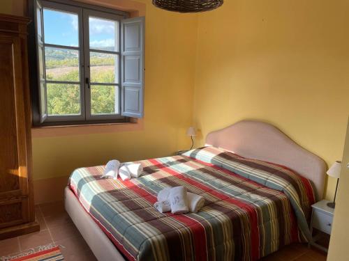 ein Schlafzimmer mit einem Bett mit zwei Handtüchern darauf in der Unterkunft In Campagna in Santa Fiora