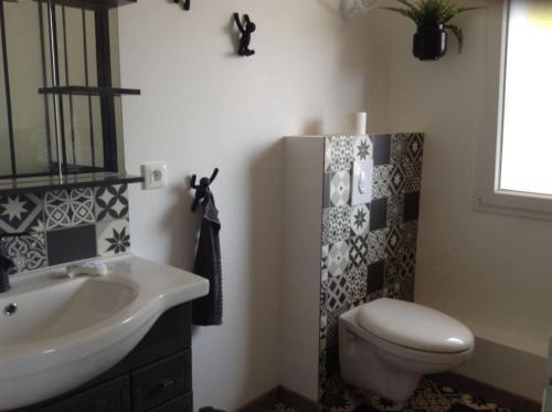 ein Badezimmer mit Waschbecken und Toilette in der Unterkunft La Maison Bleue in Saint-Étienne-lès-Remiremont