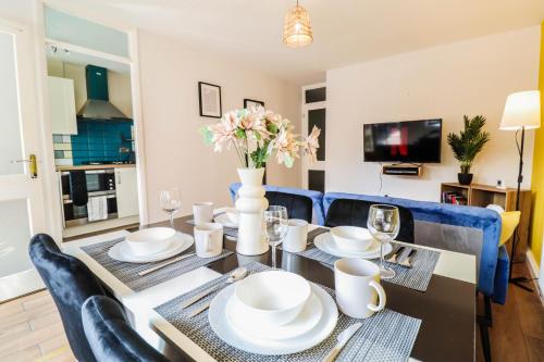 a dining room and living room with a table and chairs at Spacious 1 bed flat-FREE Parking in New Bedfont