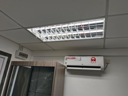 a ceiling with a light and a air conditioner in a room at ROOMSTAY NIMAZA Bilik 1 in Marang