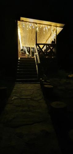 ein beleuchtetes Gebäude mit Licht in der Nacht in der Unterkunft Белый и Лисий Дом на Мохнатке in Buchtarma-Stausee