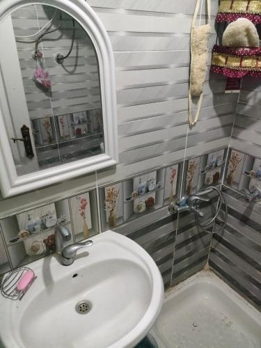 El-Shaikh Mabrouk的住宿－La casa di Mimmo，浴室配有盥洗盆、镜子和浴缸