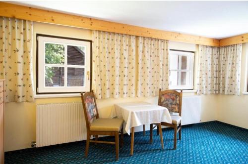 una sala da pranzo con tavolo e 2 sedie di Farmerhouse by Northsouth Aparthments a Sölden