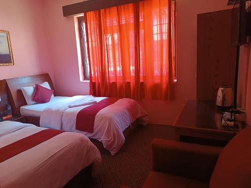 ein Hotelzimmer mit 2 Betten und einem Fenster in der Unterkunft The hotel mountain Taplejung in Tāplejung