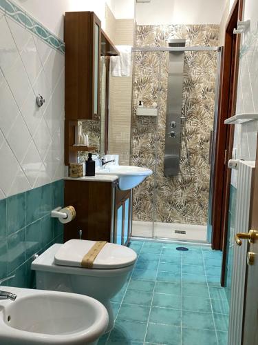 uma casa de banho com um WC, um lavatório e um chuveiro em Nonna Felicia B&B em Muro Lucano