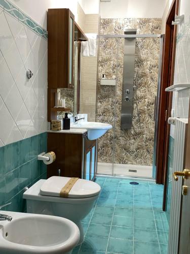 un bagno con wc, lavandino e doccia di Nonna Felicia B&B a Muro Lucano