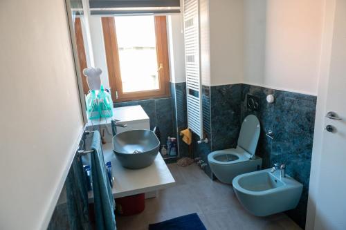 a bathroom with a blue toilet and a sink at Milano primaticcio - Monolocale in Milan