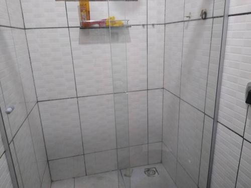 een douche met een glazen deur in de badkamer bij Sítio Candeias - Diamantina MG in Diamantina