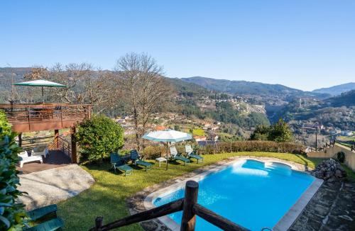 ヴィエイラ・ド・ミーニョにあるUveiras Villa Gardenの山の景色を望むスイミングプール