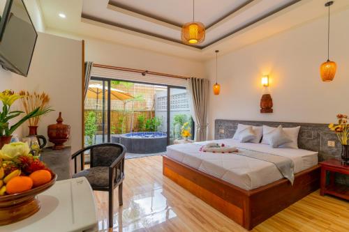 Phumĭ Ta PhŭlにあるAngkor Rithy Residencesのベッドルーム1室(ベッド1台付)、リビングルームが備わります。