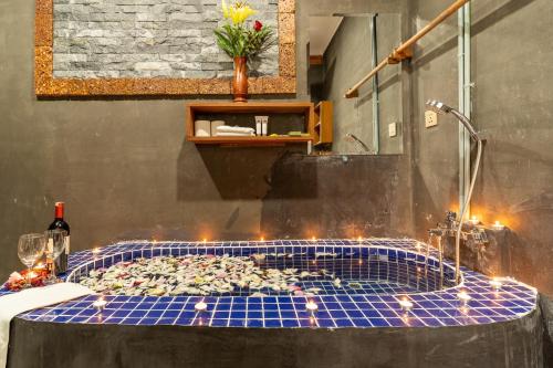 wanna z oświetleniem w łazience w obiekcie Angkor Rithy Residences w mieście Phumĭ Ta Phŭl