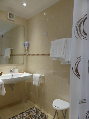 サン・テレンツォにあるAffittacamere Il Pellegrinoのバスルーム(シンク、鏡、シャワー付)