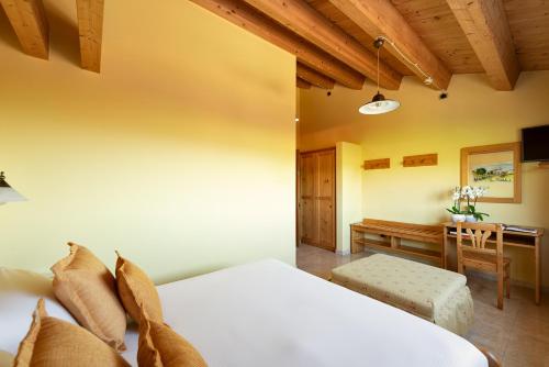 a bedroom with a bed and a desk at Sporting Hotel San Felice in Illasi