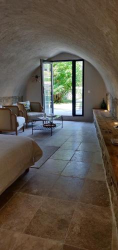 une grande chambre avec un lit et un salon dans l'établissement Le mas d'Antonine, Marie-Louise, à Les Pilles