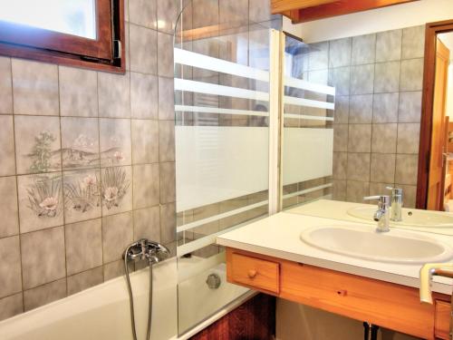 une salle de bain avec un lavabo, une baignoire et une douche dans l'établissement Appartement cosy 2 pièces, proche centre Morzine, balcon, parking, animaux admis - FR-1-524-24, à Morzine