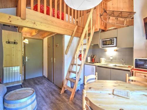 - une mezzanine dans une petite maison dans l'établissement Charmant studio rénové avec mezzanine, balcon et parking au pied du téléphérique de Nyon - FR-1-524-86, à Morzine