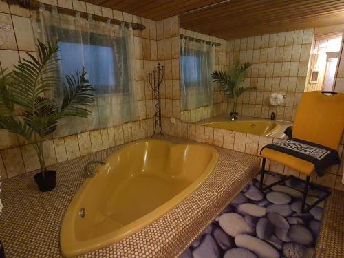 y baño con bañera grande, lavamanos y bañera. en Biker's Rest en Öhningen