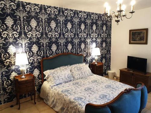 um quarto com uma cama e um papel de parede preto e branco em Maison St. James em Saint-James