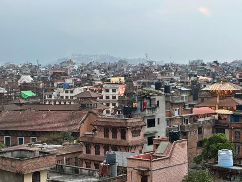 uma vista para uma cidade com muitos edifícios em Ivanna stay em Patan