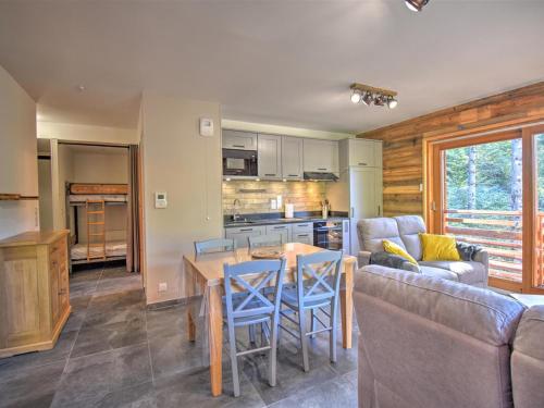 un salon avec un canapé et une table dans l'établissement Appartement neuf 62m², 6 pers, proche centre Montriond, terrasse, garage, casier à ski - FR-1-524-121, à Morzine