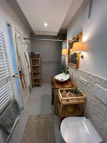 y baño con lavabo y espejo. en Privatzimmer mit Balkon, en Múnich