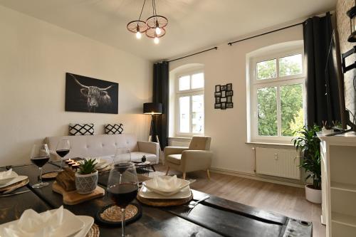 德紹的住宿－Dessaus Motto Appartements! Solo - Pärchen - Familien - Gruppen，客厅配有沙发和桌子