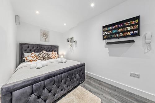 Una cama o camas en una habitación de Luxury Ensuite Room in Finsbury Pak London N19