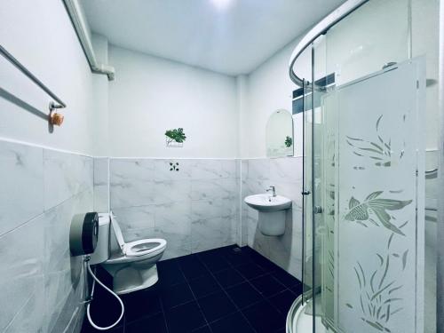 uma casa de banho com um chuveiro, um WC e um lavatório. em C-Code Resort em Lom Sak