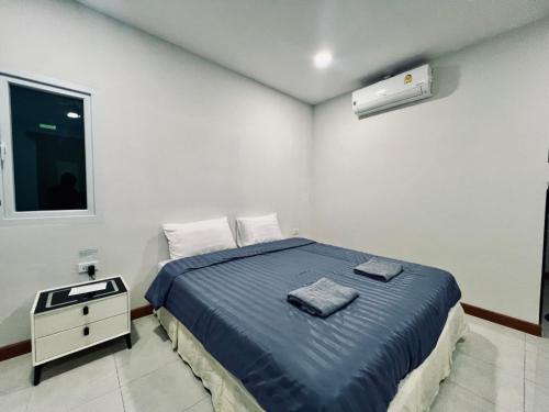 1 dormitorio con 1 cama con 2 toallas en C-Code Resort, en Wat Pa