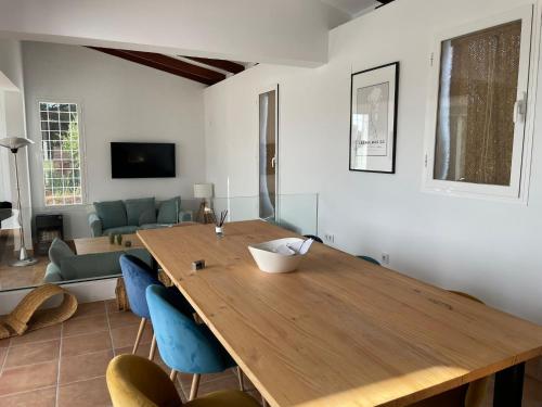 een houten tafel en stoelen in de woonkamer bij Estupenda casa rural en Hinojos in Hinojos